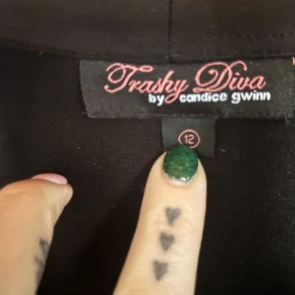 Elegant Black Dress - Picture 2 of 2